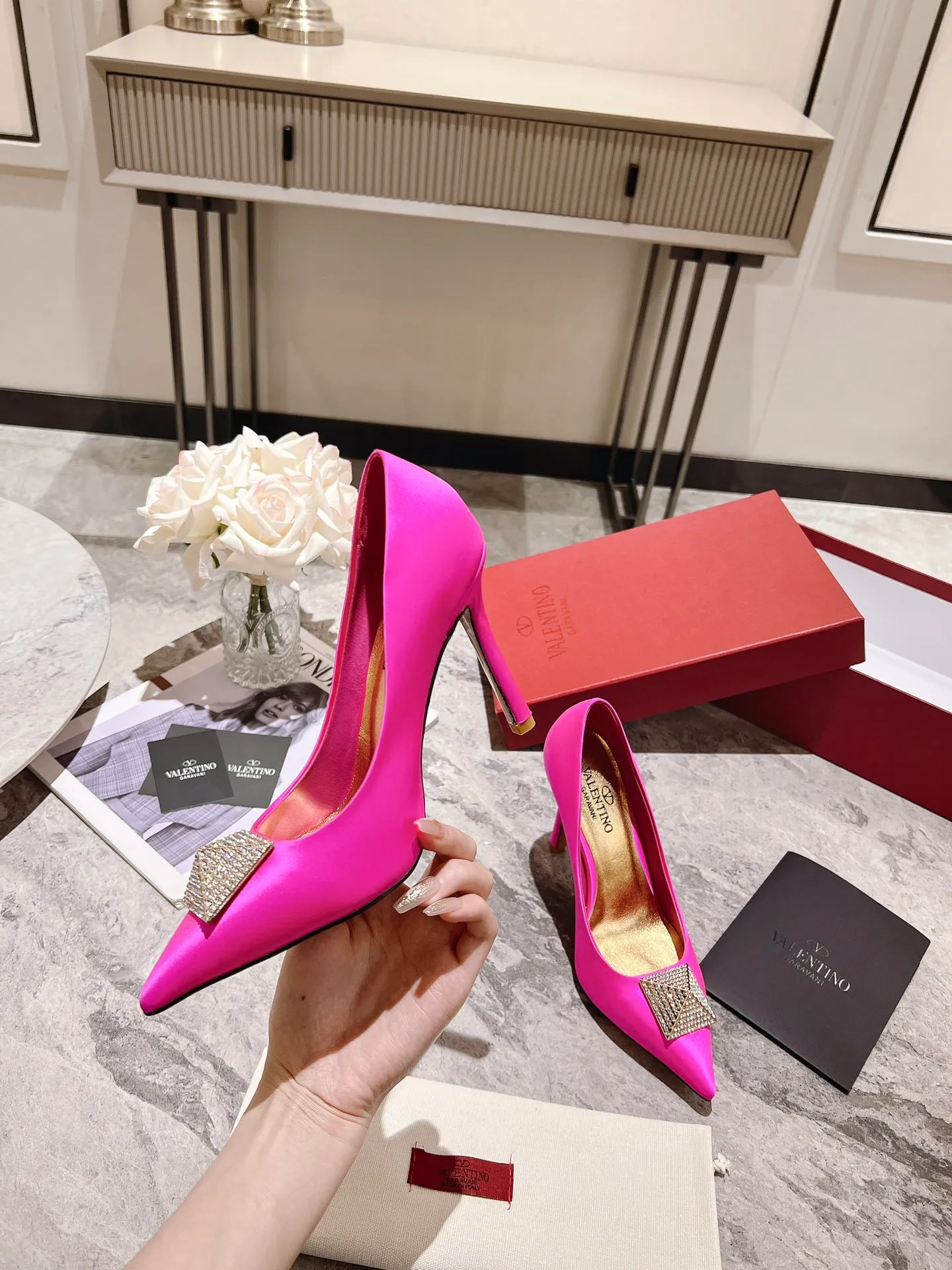 👟👟Ex-factory price 440👟👟 Genuine leather sole +40 Top version 𝑉𝐴𝐿𝐸𝑁𝑇𝐼𝑁𝑂 Valentino spring and summer new women's shoes 7⃣️ colors The unique [pyramid] large rivet hardware [hand-set with diamonds] brings out a full sense of high-end, and the new season will live up to expectations! Worth buying ★Imported silk is absolutely high-grade ❥Original method, absolutely sensual ❥Elegant style, creating a different feeling, simple and elegant style!  Code number: 35-41 (34-42 customized) Fabric: Imported high-gloss silk fabric Lining: Sheepskin lining Heel height: 10cm Leather outsole Rubber outsole